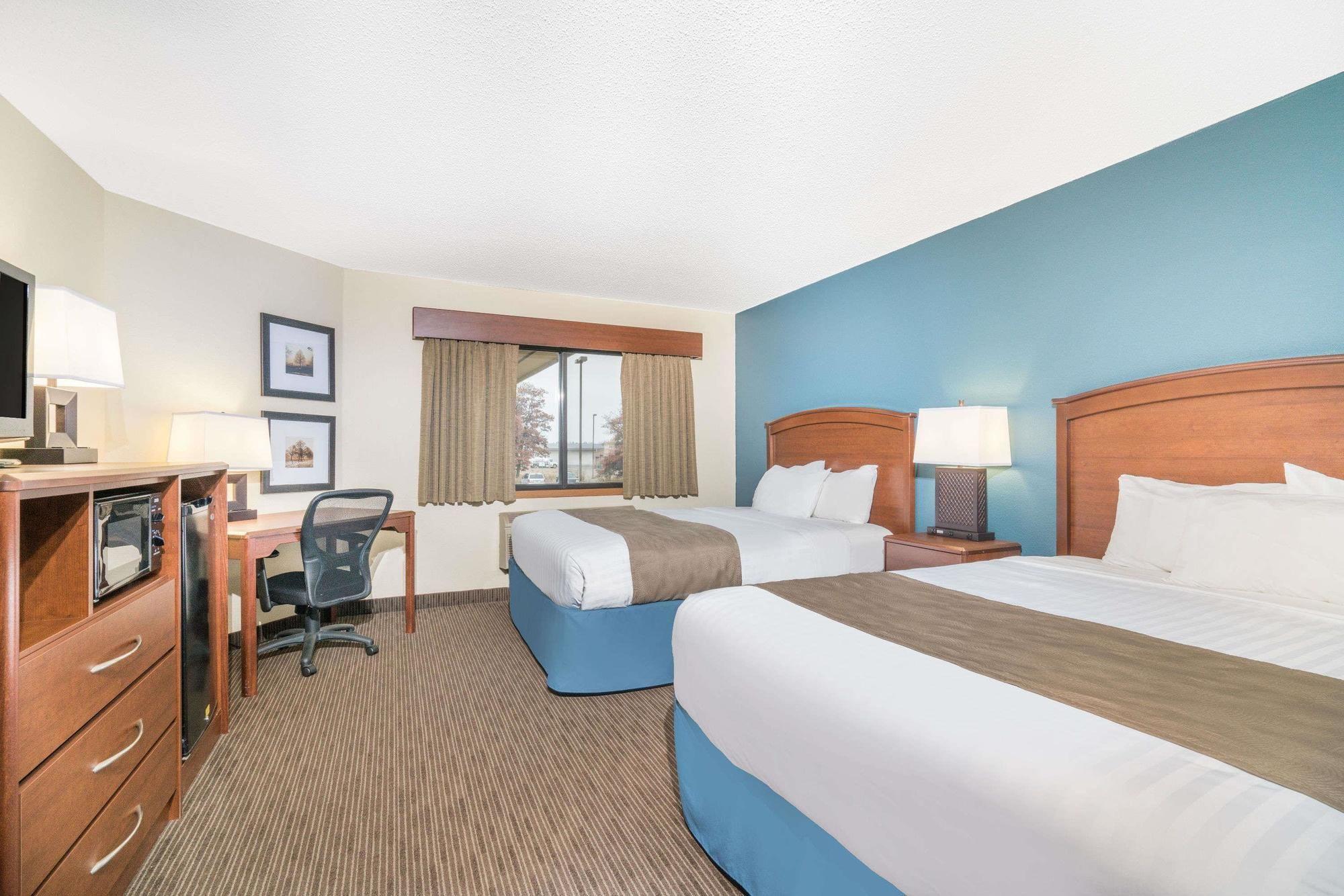 Days Inn & Suites By Wyndham Baxter Brainerd Area Buitenkant foto