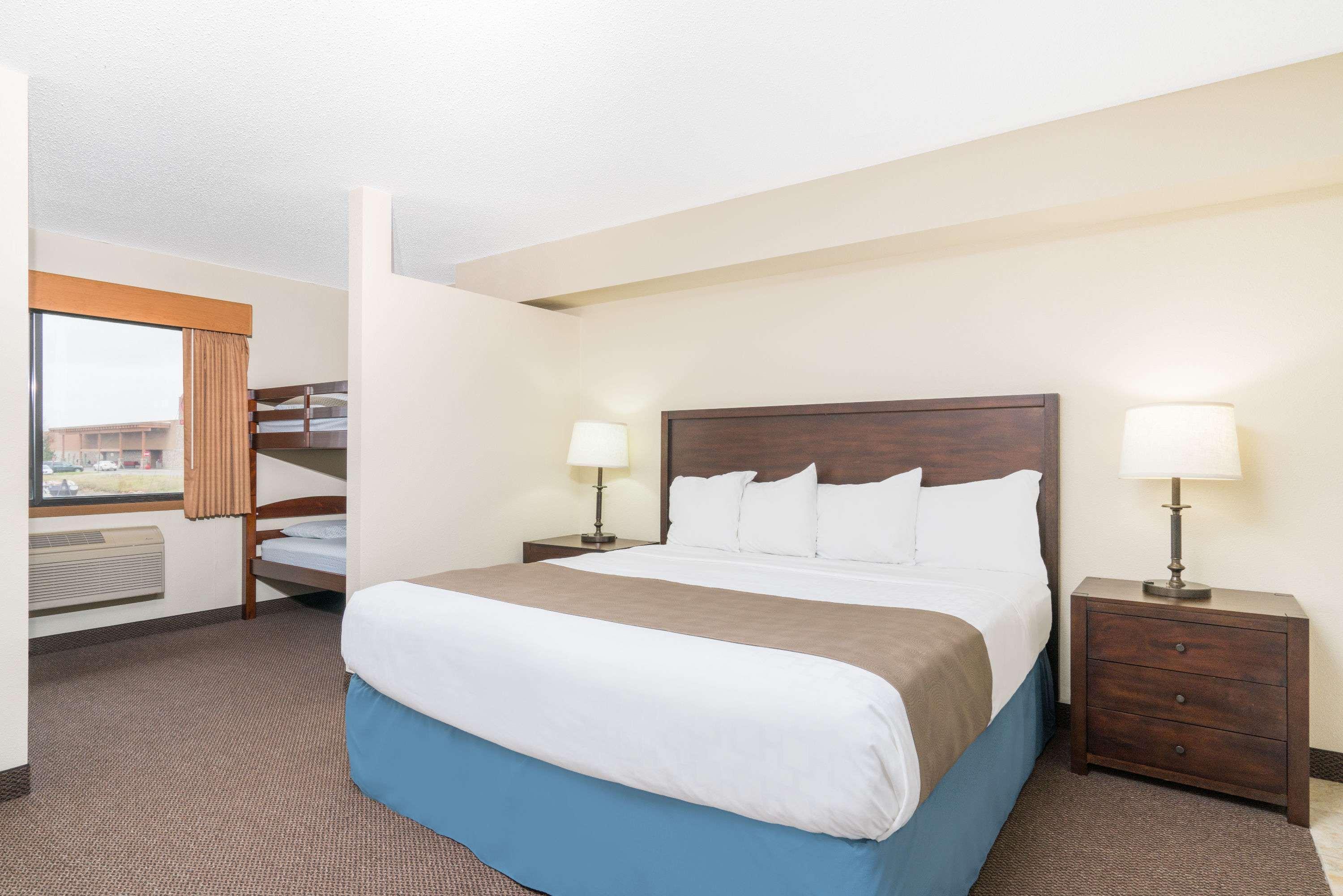 Days Inn & Suites By Wyndham Baxter Brainerd Area Buitenkant foto