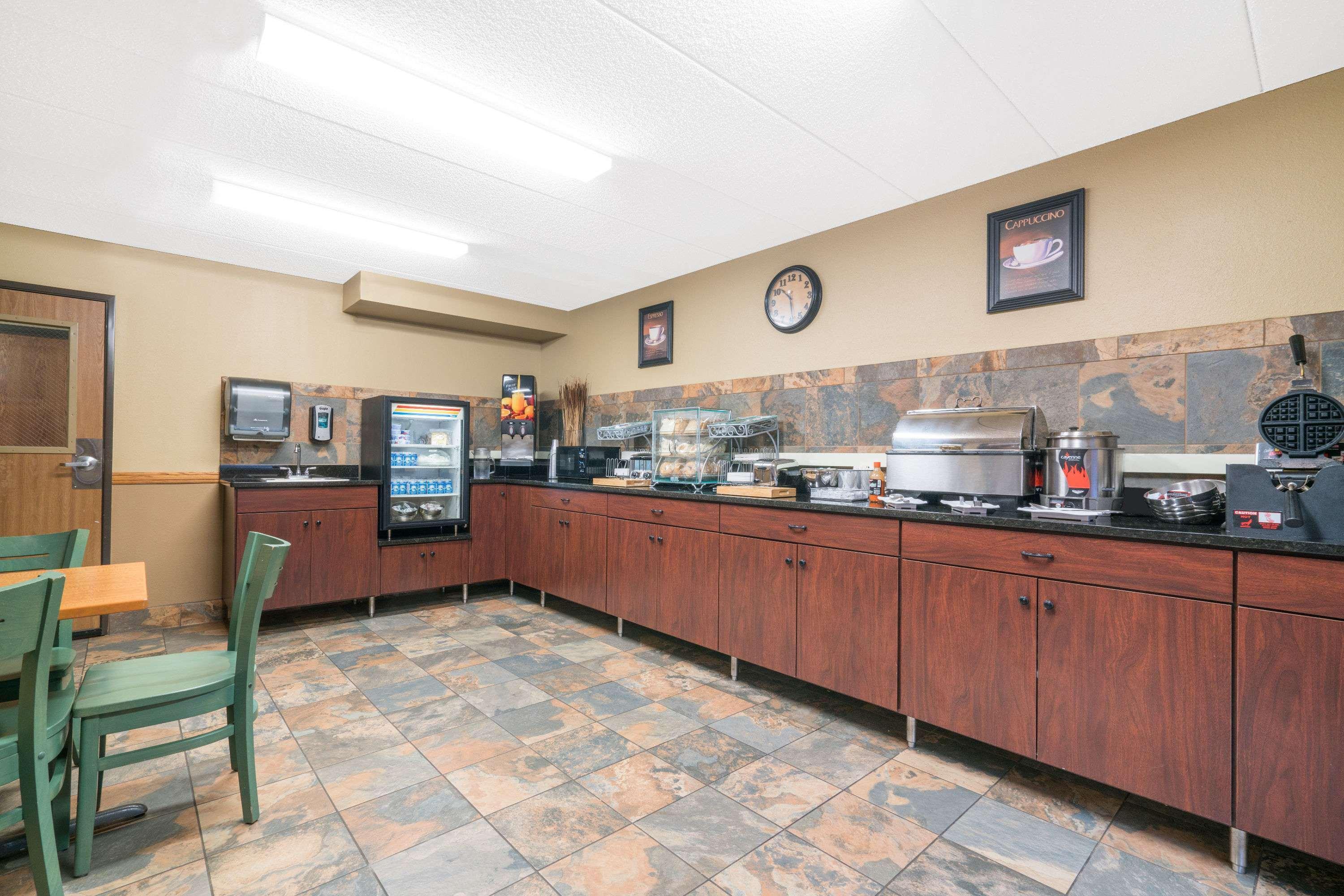 Days Inn & Suites By Wyndham Baxter Brainerd Area Buitenkant foto
