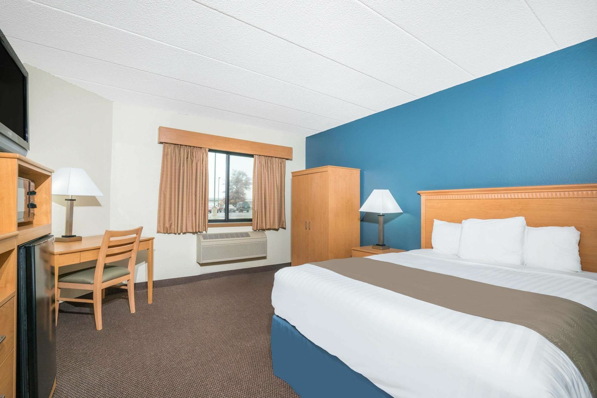 Days Inn & Suites By Wyndham Baxter Brainerd Area Buitenkant foto